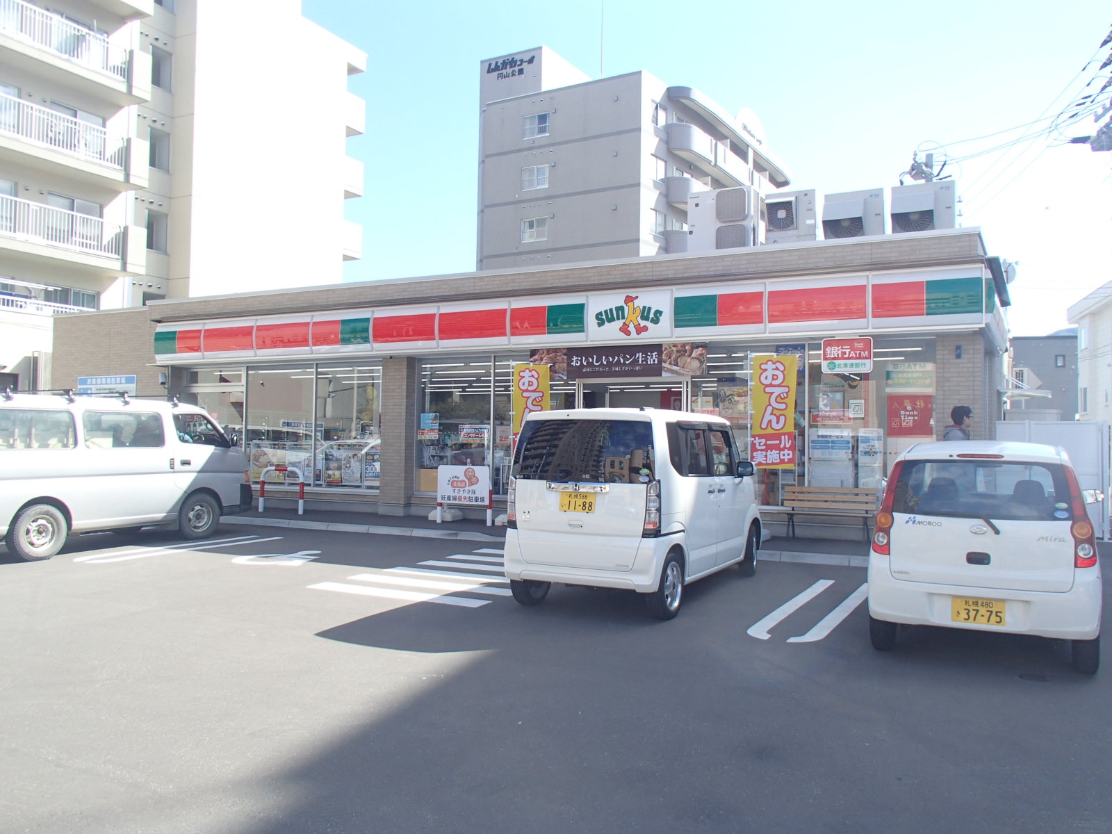 Convenience store. Thanks Sapporo Maruyama back approach to a shrine store up to (convenience store) 390m