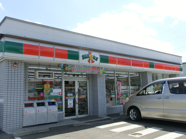 Convenience store. Thanks Sapporo Maruyama back approach to a shrine store up to (convenience store) 459m