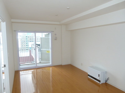 Living and room. You can overlook the Toyohira River from the south-facing window. Pat fireworks! 