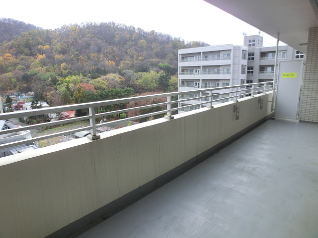 Balcony. Living balcony depth also enough on the south-facing. Enjoy the four seasons of Maruyama