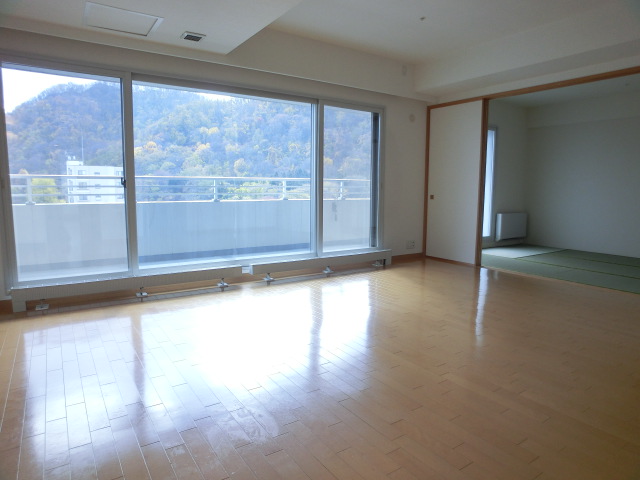 Living and room. Overlooking the four seasons of Maruyama from the south-facing living room. 