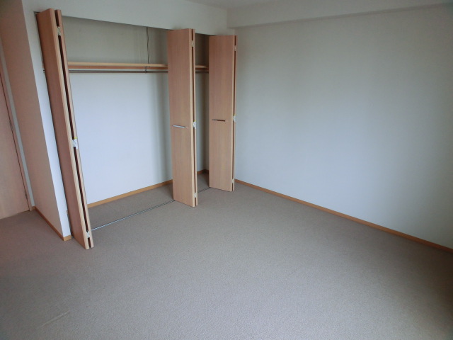 Other room space. Easy to use and comes with a large closet in the Western-style. 