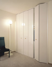 Receipt.  [Abundant storage capacity of the closet] The size of the room to enter a lot. Door luxurious mirror finish. Cleaning is also easy to be difficult to scratches.