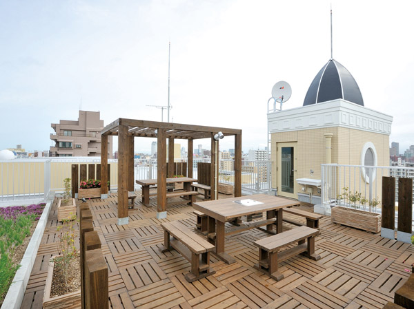 Shared facilities.  [Rooftop garden (Sky Park) & BBQ Corner] The rooftop garden, Mantenboshi in the spring, You can see the planting of such Satsuki. Also, Barbecue corner that easily enjoy in the apartment rooftop. Because it can cause a fire in the middle of the barbecue table, Very convenient (same specifications)