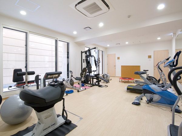 Shared facilities.  [Fitness room] Aerobics corners and having a wide mirror, Prepare the machine training corner with selection of the latest machine. You can strive to feel free to exercise at any time (Free) (same specifications)