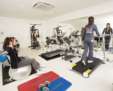 Building structure. To fitness BGM flows, Aerobics corners and having a wide mirror, Fitness gym is provided with an advanced machine. You can enjoy health promotion feel free to sweat (free) (same specifications)