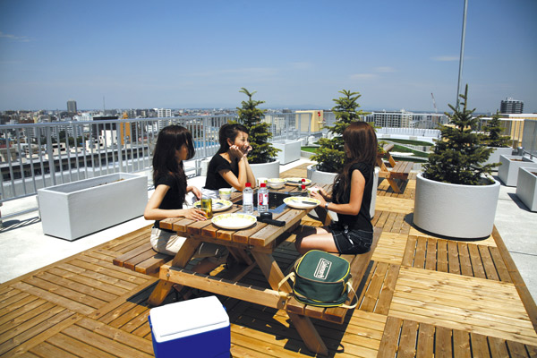 Building structure. Barbecue corner is provided in the roof garden "Sky Park". Under the blue sky, Barbecue to enjoy while enjoying the open feeling of the roof unique is, Hitosai. It will surely meet the satisfaction that live here (Free) (same specifications)