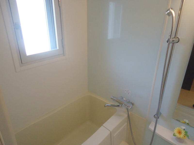 Bath. Windowed bathroom