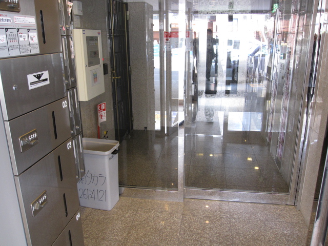 Entrance. Courier BOX does not worry of luggage also in absence because with. 