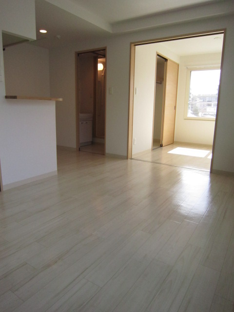 Living and room. There is a spacious living room feeling open! There is a feeling of cleanliness! 