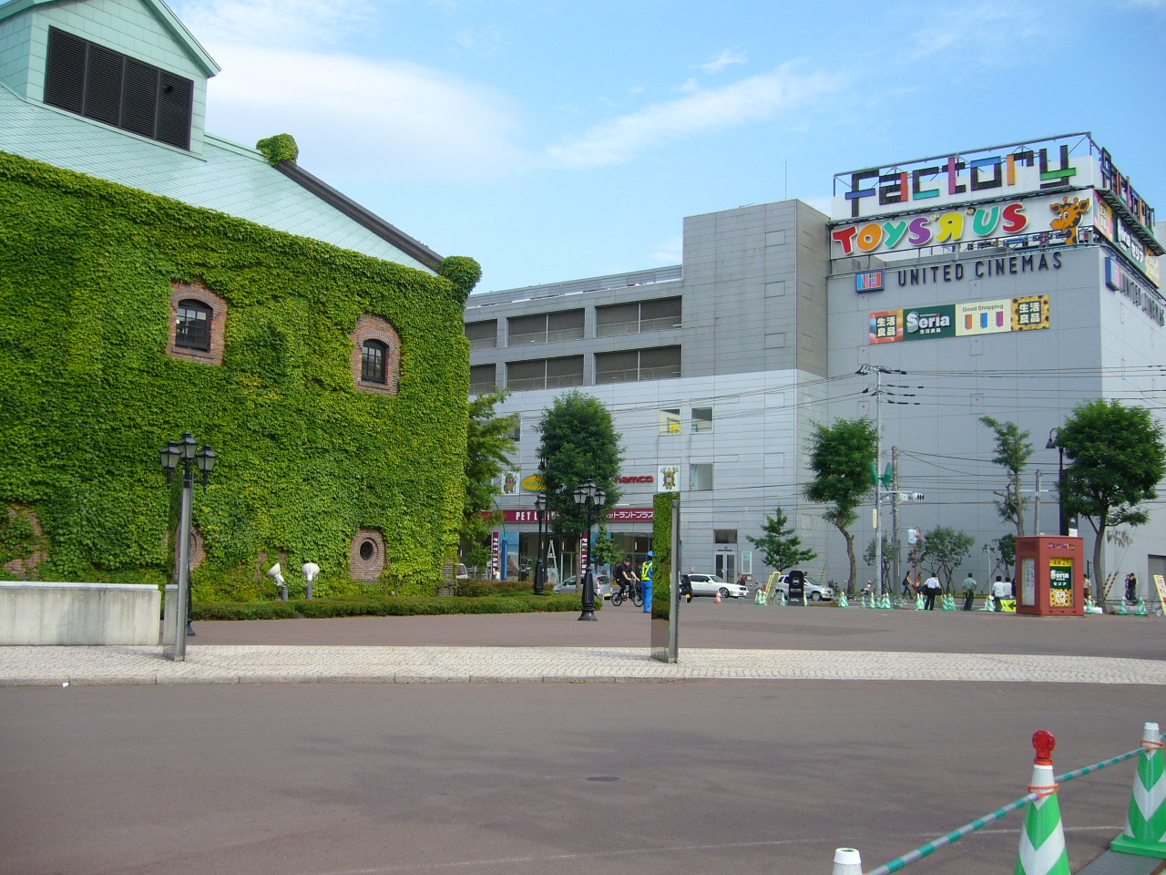 Shopping centre. Flash report Sapporo Factory store until the (shopping center) 512m