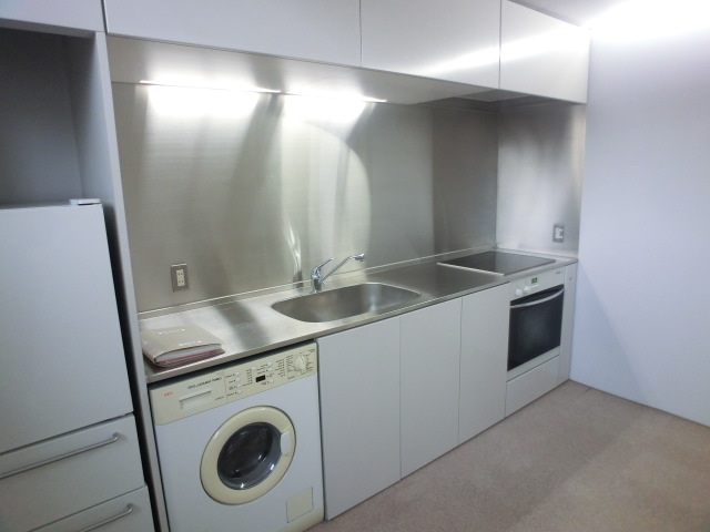 Kitchen. IH, oven, refrigerator, Washing machine