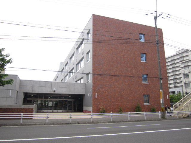 Primary school. 325m to Sapporo Municipal Maruyama Elementary School (elementary school)