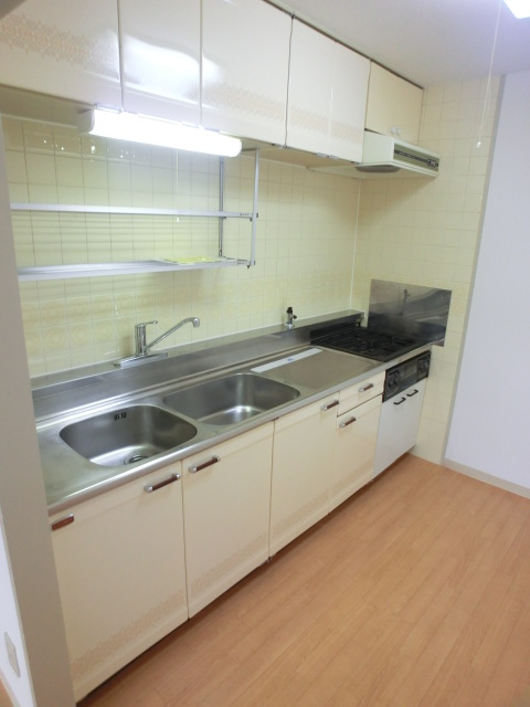 Kitchen. Spacious independent kitchen space ☆ With gas stove