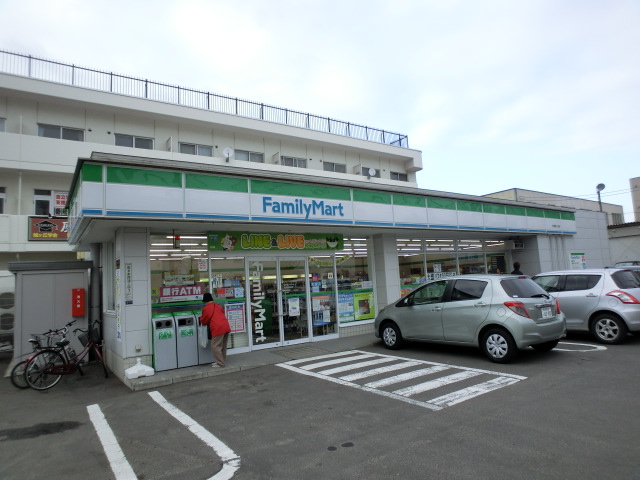 Convenience store. FamilyMart Sapporominami Article 8 store up (convenience store) 95m