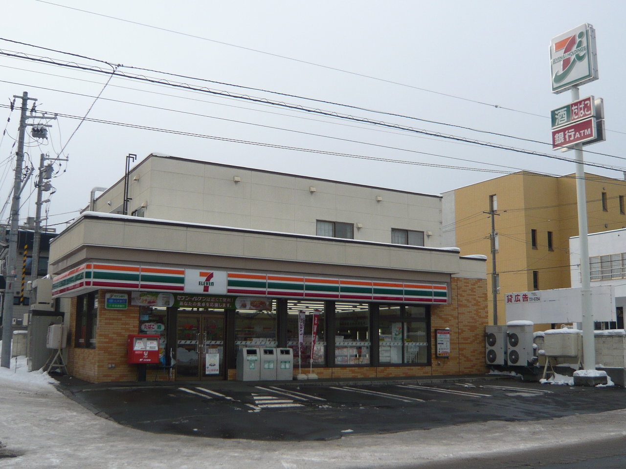 Convenience store. Seven-Eleven Sapporo Kita Article 6 store up (convenience store) 428m