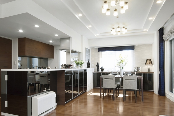 Face-to-face open design of the kitchen, There is each of the dining window, Hand to cook is bright, Wind refreshing. While the cleanup, It is family and chatting to relax in the living room, Communication will also be smooth