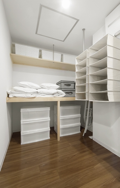 About 2.4 tatami closet located in the approximate center of the floor plan will come in handy as a family common storage space. Mono also put away how convenient not limited to put away since the large-sized. Place side by side hand clothes box, You can also create a system storage