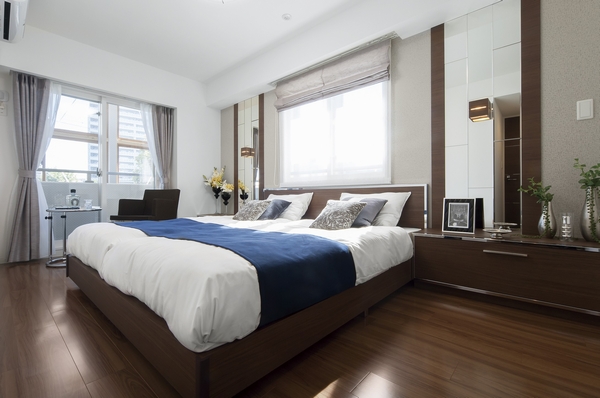 The main bedroom of the two-sided lighting is the size of about 8.6 tatami mats that can afford even a double bed. There is also space for a dresser or chest, Loose also private time. Comfort passing through the indoor wind, Spread that leads to the balcony is also comfortable
