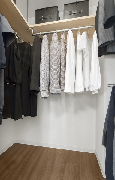 The master bedroom has a walk-in closet equipped with a hanger pipe & top shelf. Coat and folded it shirt, Also side-by-side Shimae accessories such as hats and stall. Corner without putting the storage furniture in a room, It is also convenient to be able to use widely