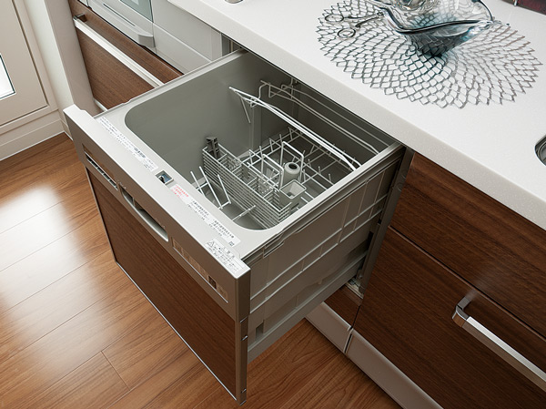 Kitchen.  [Dishwasher] Under the counter, Standard equipped with a slide-open type of large capacity. Clean up also requires quickly after a meal, water bill ・ electric bill ・ Even compared detergent fee, etc. in total is economical compared to the hand-washing (same specifications)