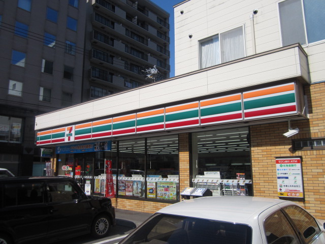 Convenience store. Seven-Eleven Sapporo Maruyama back approach to a shrine store (convenience store) to 400m