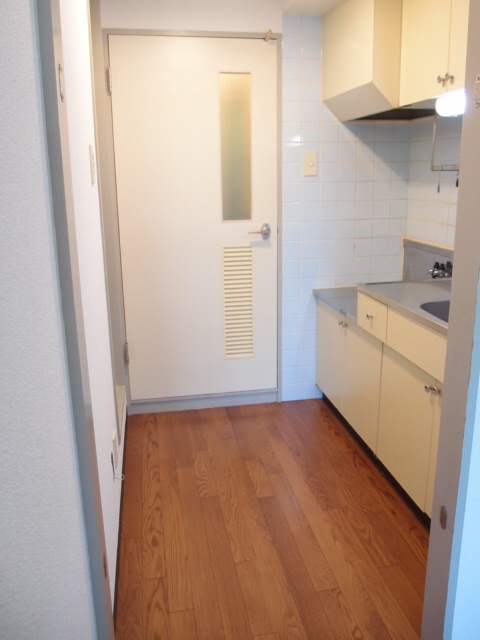 Kitchen. Kitchen space is so spacious! 