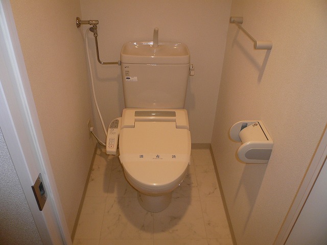 Toilet. Washlet equipped! 