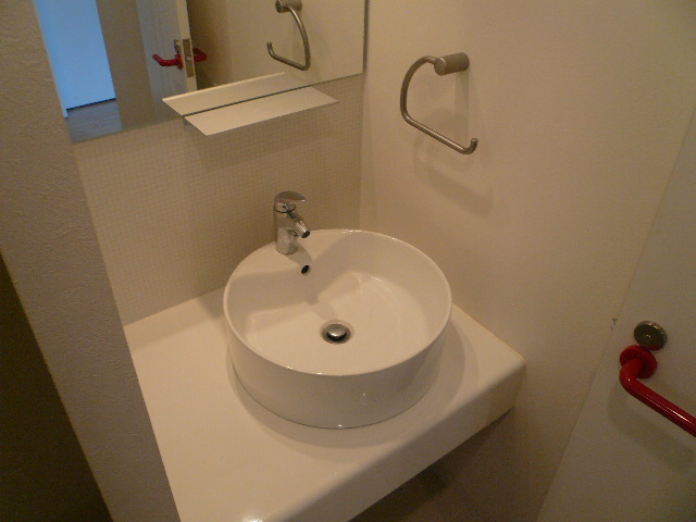 Washroom. Bowl-type basin