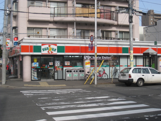 Convenience store. Thanks Sapporo Maruyama back approach to a shrine store up to (convenience store) 258m