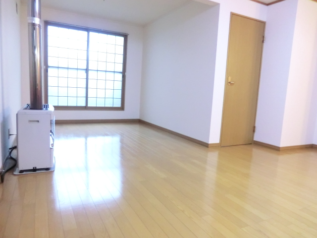 Living and room. Spacious renovation 1LDK is a must-see in the recruitment Chubi room in a charming rent