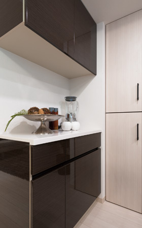 Kitchen.  [Cupboard] And the top drawer that can be classified a small parts, Installing a door storage open the bottom of the large capacity. Also, A slide dust box installed, You can clean the kitchen around (same specifications)