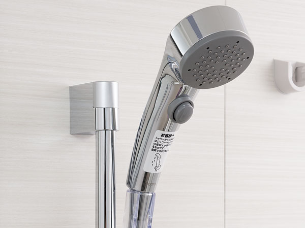Bathing-wash room.  [Fushiyugata shower head] By the water stop function with good water pressure and the hand of the switch of momentum, To achieve a high water-saving effect, To save water and hot water (same specifications)