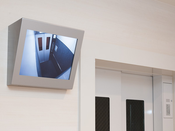 Security.  [Monitor with Elevator] Installing a security camera in the elevator to be behind closed doors. Image projected on the security camera, Monitor of the first floor of the elevator hall and, You can check in real time in the elevator car (same specifications)
