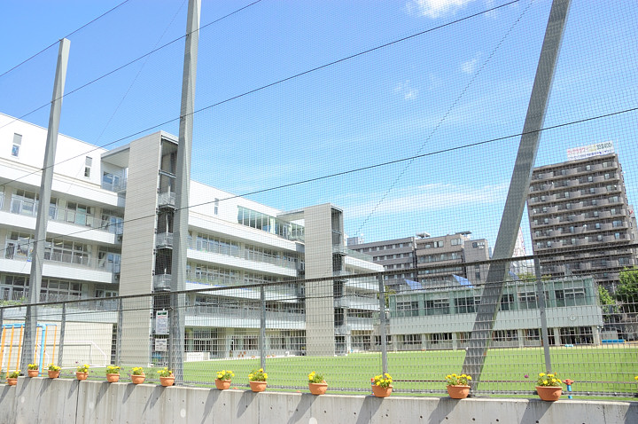 Primary school. 900m to Sapporo City Shiseikan Hall Elementary School (elementary school)