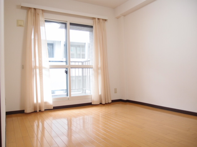 Other room space. There is a feeling of opening are also spacious and have bedroom! Bright space! 