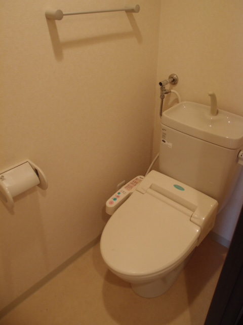 Toilet. Washlet is fully equipped and has comfortable toilet that can be used! 