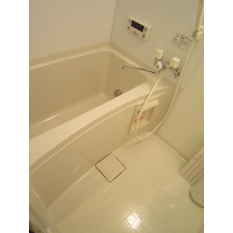 Bath. Spacious Reheating bathroom! You can comfortably bathe! 