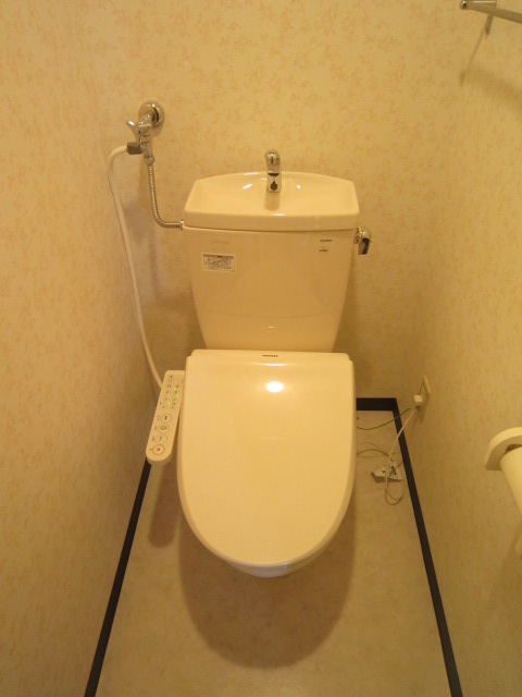 Toilet. Since the Washlet is complete you can comfortably use throughout the year! 