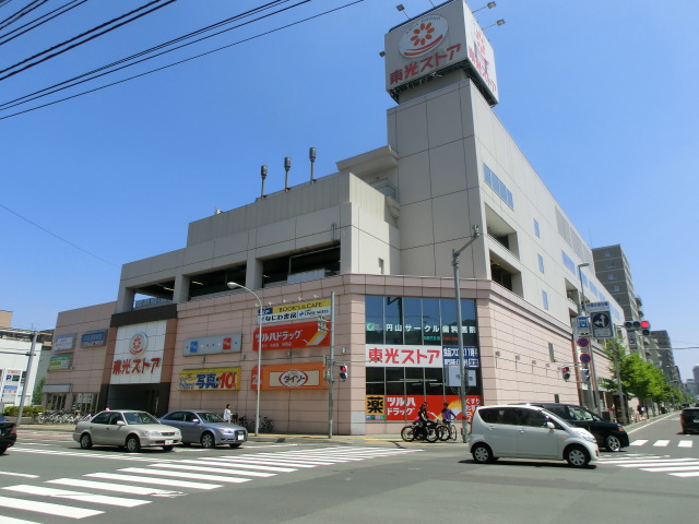 Supermarket. Toko 747m until the store Gyokei through store (Super)
