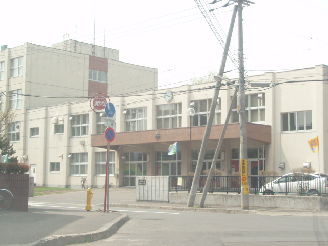 Primary school. 480m to Sapporo City Date new elementary school (elementary school)