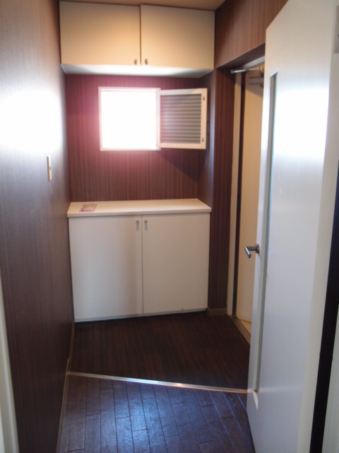 Entrance. It is spacious and has bright entrance! Shoe box also large capacity! 