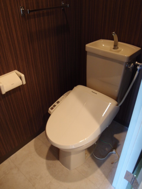 Toilet. Toilet space is also widely easy-to-use space! With Washlet