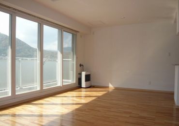 Living and room. Living room window is large and airy! ! 