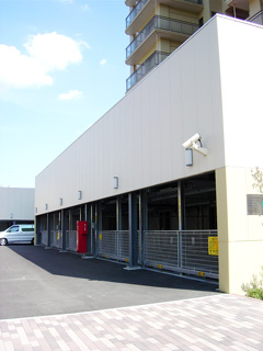 Parking lot. Covered parking, With security cameras