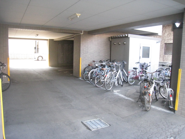 Entrance. Indoor bicycle parking lot ☆ 