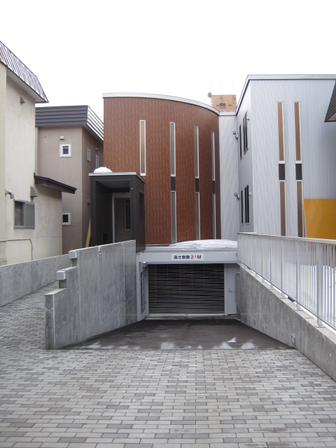 Building appearance. Stylish appearance! Fashionable entrance to the underground parking! ! 