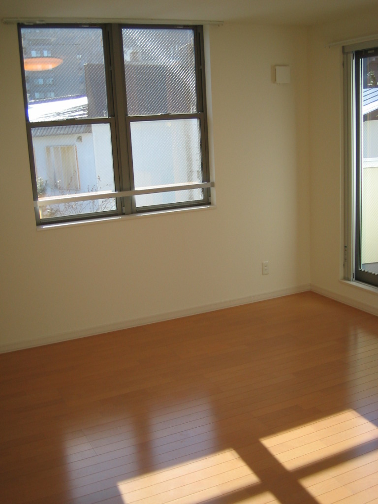 Other room space. Western-style is also a window is large, bright room! 