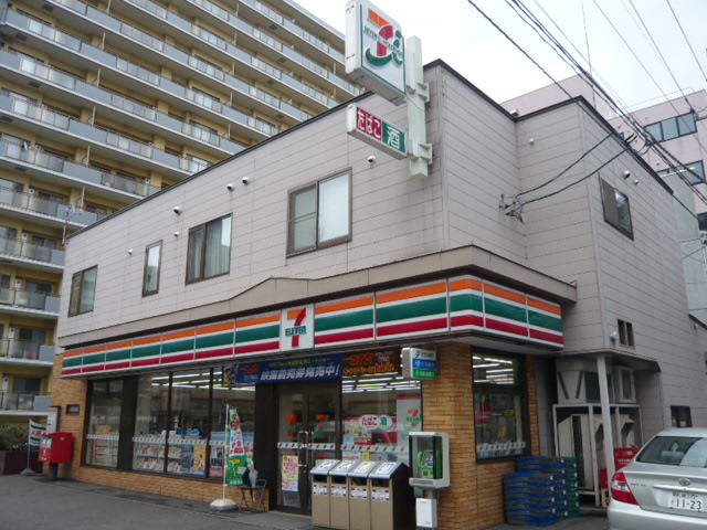 Convenience store. Seven-Eleven Sapporominami 4 Johigashiten up (convenience store) 371m