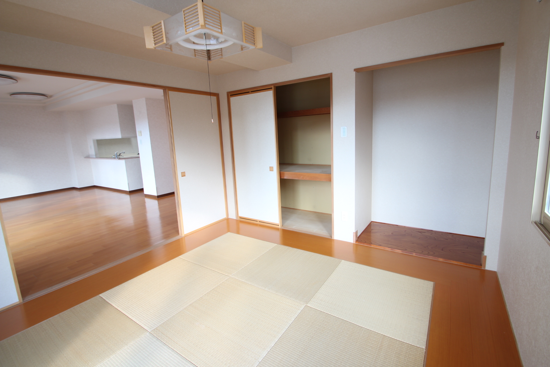 Other room space. Japanese-style room also stylish Ryukyu tatami ☆ 